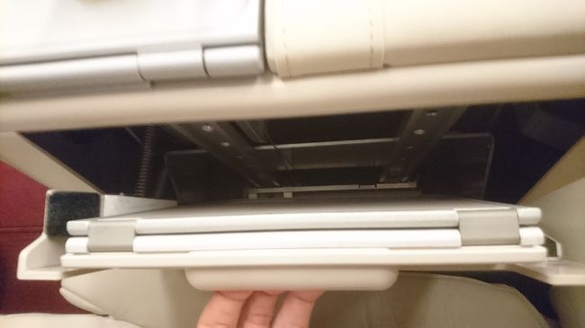 そして、食事とかに使うダイニングテーブルは、上に引っ張って・・・