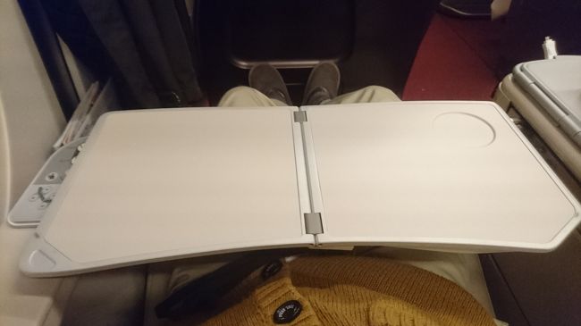 広げたりすることもできるだけでなく、前後にスライドすることもできます。