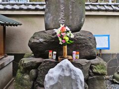 江戸東京博物館のある両国。
両国駅の傍には、江戸に縁がある場所がいくつかあり、今回は博物館に絡めてその中の2か所を歩いてきた。

最初に向かったのは、江戸博から徒歩10分の場所にあるお寺：回向院（えこういん）だ。
回向院はお寺なのでお墓があるのだが、そのお墓に特徴的がある。

その墓の一つが受験生に絶大な人気を誇るお墓で、鼠小僧こと鼠小僧次郎吉の墓だ。
鼠小僧というと昔話の登場人物の様に思えるが、彼は江戸時代に実在した本当のドロボウさん。

江戸の町民が語る鼠小僧は、義賊として悪徳代官から盗んだ金を生活に困る貧しい町人に分け与えた…となっていることが多いが、実際の彼がそのような人物であったのかは定かではない。

史実としては、お金をばら撒いたという記録は残っていないそうだ。