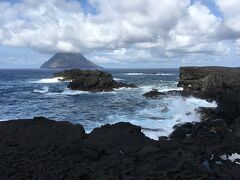 「南原千畳敷」

めちゃくちゃかっこいい！！
溶岩でできた海岸線に、波がバサ〜ンと当たるその姿！！かっこいい！！
波が荒いエリアですが、釣り人が何名かいました・・・。釣れるんですかね？波にさらわれるんじゃないかと、遠目にヒヤヒヤしました。