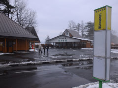 盛岡駅前から乗った網張温泉行きのバスを、小岩井農場まきば園バス停で途中下車。
駅からは４０分ほどだった。
降りてみると、何だか寂しい雰囲気が。
広い駐車場にも車はほとんど無く。
人影は、一緒にバスを降りた数人だけだった。