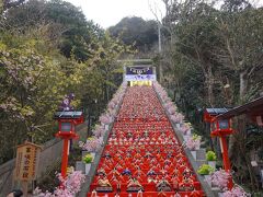 さて！いよいよ遠見岬神社です！
鳥居まで続く「冨咲の石段」がすべて雛壇になっている光景は圧巻！

