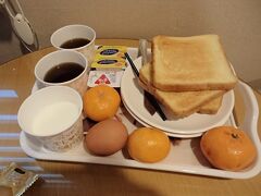 3月1日（火）2日目

ホテルの朝食。
部屋でいただきます。
今日は牛乳がありました。
