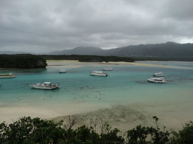 川平湾の眺められる公園に到着<br />駐車場に停めて車中<br />で雨が弱くなるのを待って<br />急ぎ足で川平湾を眺めに行きました。<br /><br />当然ですが<br />グラスボートも今日は、休止です。