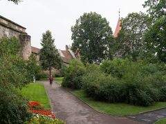 中庭をちょっと見たりしながら上を目指します。