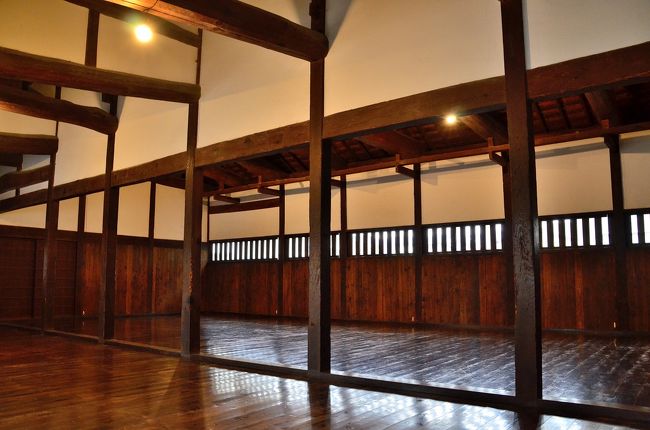 明倫館 有備館 剣術場<br />武市半平太から久坂玄瑞宛の書状を預かった坂本龍馬も修行者として来萩した際、ここで試合を行なったと伝えられています。この時、龍馬は少年剣士と３本試合をして負け、｢自分が弱いからだ｣と語ったという話しが伝えられています。<br />黒光りする床板には長州藩士たち、そして龍馬の鍛錬の汗がしみ込んでいます。また、剣術場の床を改修した際、音を響かせるための工夫が発見されています。つまり、能舞台のように床下に共鳴用の壺が埋められていたそうです。こうした音響効果に誘われて、剣術の腕もメキメキ上達したことでしょう。年季が入っているだけあり、約３９畳ある床がピカピカなのが印象的です。<br />因みに、諸国文武修行者宿は、藩校明倫館のすぐ近く、現在の萩裁判所の西側にあったそうです。