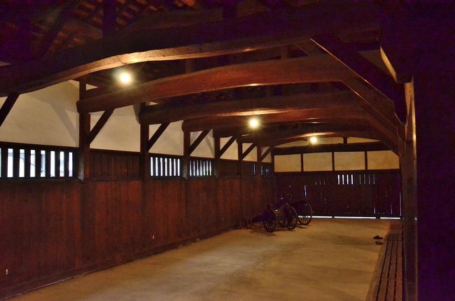 明倫館 有備館 槍術場<br />槍術場は、半分が畳の間、半分は畳の間より低くて砂が撒かれた土間になっています。恐らく約５４畳の土間で槍術の稽古をし、畳の間から師範や他の生徒たちが見守ったと思われます。<br />幕末当時の大砲「四斤山砲」の レプリカが置かれています。１８５９年にフランスで開発された前装ライフル式の青銅製山砲です。自国生産もされ、軽量だったことが野戦に向いていたようです。因みに、「四斤」とは、砲弾質量が４ｋｇであることを意味しています。