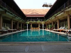 「ルアン･タイ･ホテル」に到着しました。ここは家族で経営している30室のホテルです。タイ伝統のデザインで建てられています。中庭には大きなプールもあり水温もちょうどよかったです。