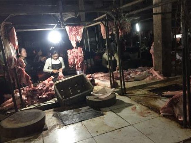 市場の中に入りました。朝から肉を捌いている人がいます。