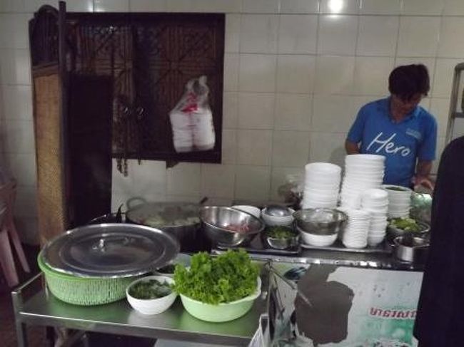 仕方なく、市場を出ると目の前の食堂（喫茶店？）が開いていました。