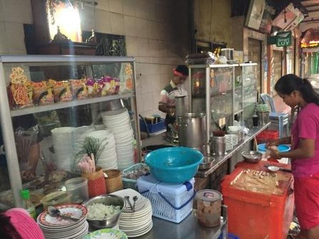 麺のお店のようですがいろんな物がありました。<br />この日は今食べないとまともなものが食べられない可能性が高いので<br />兎に角食べることにしました。