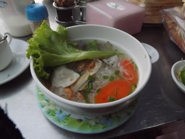 こちらの麺です。レタスが乗っていたり器を見るとやや西洋を意識したように見えます。