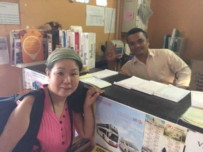 ゲストハウスの人と記念撮影を撮りました。今回の旅で唯一のゲストハウスとなりましたが、このゲストハウスは中々よいゲストハウスだと思いました。<br />右に、記念撮影なれていている店主の人柄がこの宿を支えているのだということも<br />わかりました。笑顔で彼と別れてお迎えのバンに乗ります。