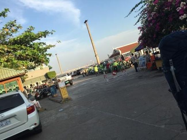 ２日前に、ベトナムのチャウドックから船で着た同じ場所に戻ってきました。<br />今回は、トンレサップ川をさかのぼり、アンコール遺跡のあるシェムリアップまで<br />船で移動します。