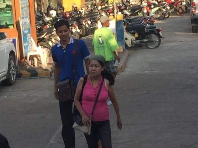 船着場で、待っている間にトイレを済ませます。横の男に<br />「船の中にトイレがあるのか？」確認をします。<br />これからは６時間ノンストップの船旅ですからそれが一番気になります。