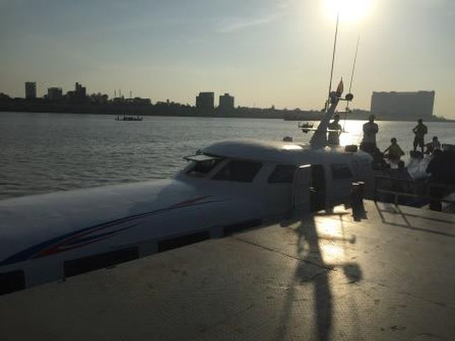 こちらの船です。シェムリアップまで３５ドル。<br />最近はこの船より、バスのほうが安くて早いということで<br />人気がやや落ちているそうですが、いやいや結果的にこの船で移動したのが<br />正解でした。船の窓から見る風景や地元の人たちの生活が<br />正しく「一期一会」で、本当に楽しめたのですから。