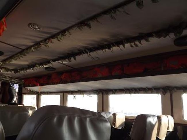 船の中です。この船に乗る大多数の人は欧米人でしたが、彼らは屋根の上に乗り込みます。私たちは長時間で日差しが強くて体力が消耗することを恐れ、下の快適な場所を選びます。おかげで船内はガラガラです。