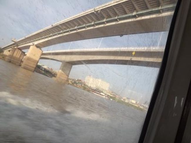 船は動き出しました。さいしょに友好橋をくぐります。カンボジアと日本の友好のために作られたこの橋ですが、直ぐ横に最近中国がもう一本橋を作ったそうです。