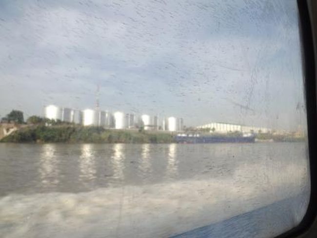 石油コンビナートのような銀色のたてもが見えてきました。プノンペン近郊はこういった工場の存在が目立ちました。<br /><br />ちなみに、船の航行の速度がわかるように動画で抑えました。<br />https://www.youtube.com/watch?v=8oxgUP4oTdg