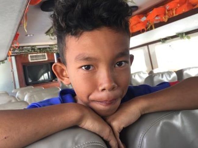 この少年は、船の中でドリンクやパンを販売していました。<br />とはいえ、６時間拘束されているようなものですから基本的には暇なようで<br />こうやって観光客の相手をしてくれます。