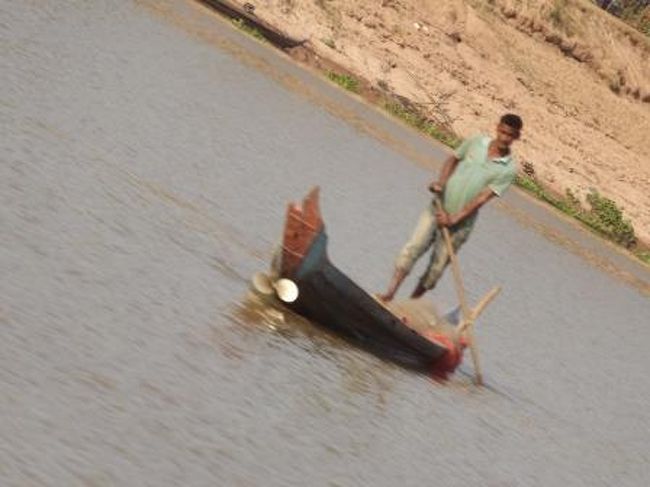 このあたりに来ると地元の人たちが小船に載っている姿を良く見かけるようになりました。