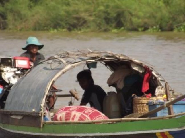 ドーム状の屋根のある船が通り過ぎます。昼間は夏のような暑さもありますから、<br />こういうドームの存在は避暑と言う意味でも重要なのでしょう。