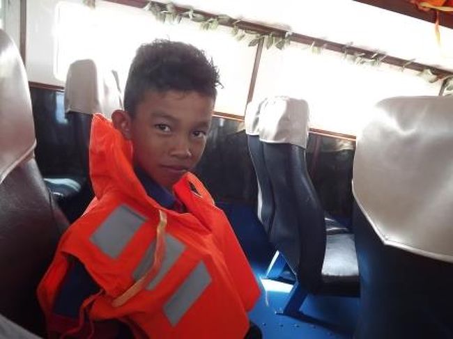 気がつけば、先ほどの少年が救命胴衣を着けています。<br />暇だからか、一期一会の観光客の反応を楽しもうと<br />受け狙いでこういうことをするのでしょう。<br /><br />彼も含め撮影した人たちとは私たちは一期一会ですが、<br />逆に彼らにとっても同じなのですからね。