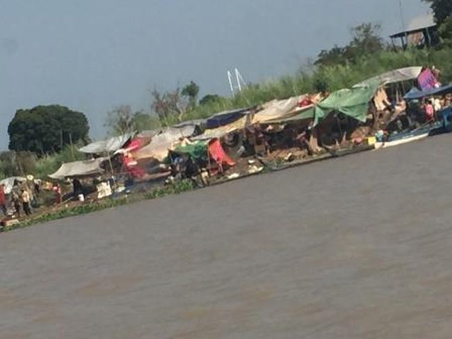 ちょっとした集落が現れました。高速で走る船はこのときは必要以上に警笛を鳴らしていました。