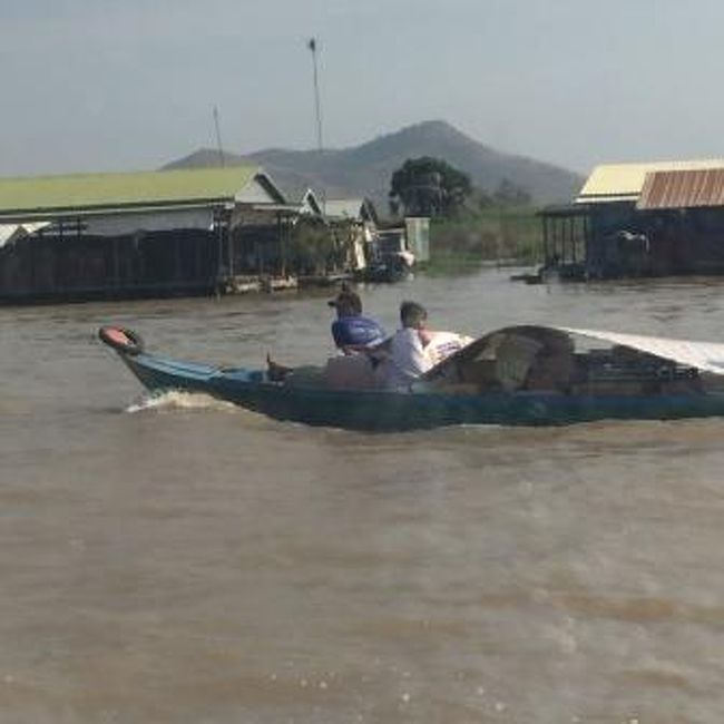 集落のあたりは小船も多いので、高速船も警戒しながら航行して言うのでしょう。<br />長時間の船旅とはいえ、本当に飽きないのが楽しいです。