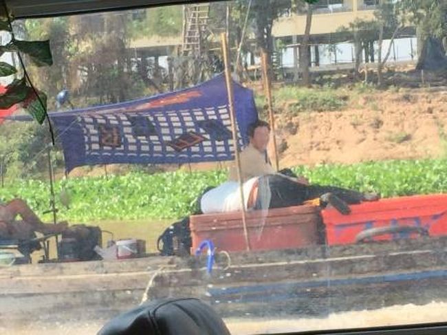 別の船とすれ違います。本当にいろんなタイプの船が存在しています。