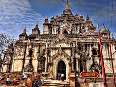 バガンでは最も高い65mのタビィニュ寺院。