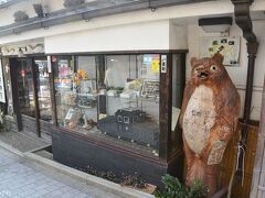 神田明神　鳥居の横にあるお店

甘酒が有名なお店では大きな狸がお出迎え。