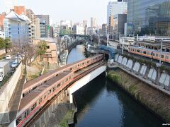 神田川に架かる聖橋からの眺め

地下鉄丸ノ内線が神田川を渡ります。
右はＪＲ中央線の御茶ノ水駅。

この後は、御茶ノ水駅周辺のアート散歩をします。