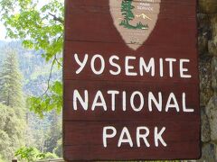 サンフランシスコから車で約3時間、
最初の国立公園である
ヨセミテNP(National Park)に到着しました。