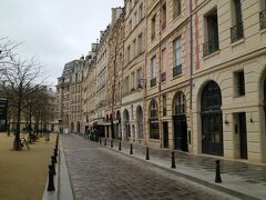 ドーフィヌ広場に通じる小路
パリの街は、電線が地中埋設、高さ制限など建築の基準が厳しく定められているため、景観が保たれている。
