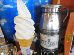ニセコの道の駅「ニセコビュープラザ」にある「ミルク工房」でソフトクリームタイム。コーンの先までたっぷりとクリームが入っています。