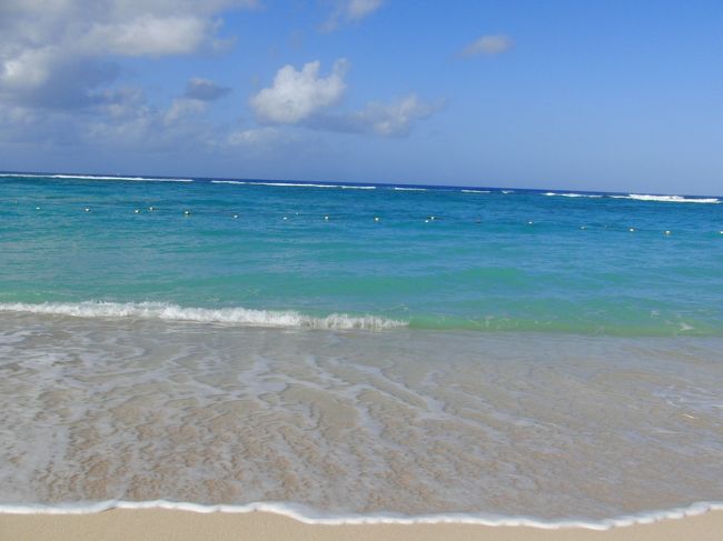 ホテル前のビーチは透明度が良い。