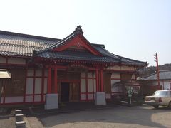 越後線と弥彦線を乗り継いで弥彦へやってきました。

昨年の彌彦神社御遷座100年に合わせて駅舎もリニューアルされたそうです。