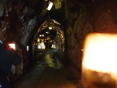 入場料５００円　第一岩屋は途中でロウソクを貸してもらいます。
江戸時代、弁天様を祀ってあったのはこの岩屋で、たくさんの方が参拝した人気の観光地だったようです。
