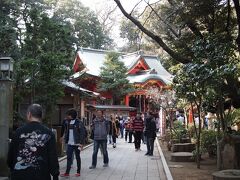 江島神社　中津宮　縁結びの神様とか、参拝は行列でした。
朱色に塗られた社です。