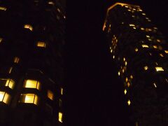 そして最後の目的地星野リゾートトマム！
http://www.snowtomamu.jp/summer/

今回ここに泊まったのは翌日早朝に雲海テラスに行くため。
http://www.snowtomamu.jp/unkai_terrace/
ＨＰで見るこの雲海が見られるのは気象条件がそろった日だけ。向かう先の車の中で調べていると翌日は発生確率６０％以上！これはなかなか期待できるかも…。

しかし日の出は５時５分ごろ…一体何時起きだろうか…？そして雲海テラスには貸出し用の上着があるらしいけど数に限りがあるらしく、ゲットするにはどれくらい早く行けばいいんだろうか…ゴンドラ乗るのにどれくらい並ぶのか…と不安がよぎる。標高が高いので今日のカヌーより寒いのは明らか。なんとしても上着をゲットしたい！

真っ暗になってホテルにチェックイン。カラフルなモザイク柄のタワーなのですが、夜なのでわかりません。でもとっても綺麗！
