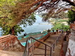 小高い丘の上にあるローカナンダー・パヤーへの登り道。
川から吹いくる風が体に心地よい。

いく組かのカップルもいて、デートスポットにもなっているようです。
この上にある金箔の仏塔は残念ながら修復作業中で覆いがかけられていました。