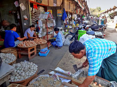 市場で卵を売る店。ベトナムやラオスやタイでもそうですが、それらの暑い気候の中でも冷蔵されることなく売られている卵、大丈夫なのかな？といつも思ってしまいます。
もしかしたら、暑さに耐性のある卵として順応変化しているのかも。

＜バガンの市場＞
https://www.youtube.com/watch?v=CMMPdw1IxVM