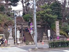 商店街を抜けて品川神社に到着しました。文治3年（1187年）、源頼朝が安房国の洲崎神社から、海上交通安全と、祈願成就の守護神として、安房国の洲崎明神である天比理乃咩命を勧請して祀り、品川大明神と称したのに始まるそうです。
現在のこの場所は寛永14年(1637年)に三代徳川家光が東海寺を建立した際に、境内の一部がその敷地となったため代替地として賜った土地だそうです。
