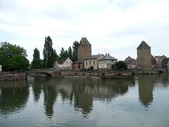 クヴェール橋
プティット・フランスから徒歩10分のところにあり、橋は19世紀に現在の石造りに再建されたそうです。