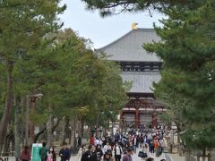 日曜日の夕方ですが人の多さにびっくりです。やはり外国からの観光客が多いですね。