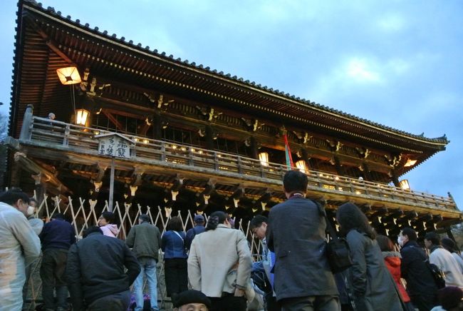 午後５時頃から二月堂前の階段に近い場所で待機しました。<br />この後になると、芝生の所は大勢の人で入れなくなるので間近で観たい方は早目に来るのが良いでしょう。<br /><br />写真撮影はOKですが、三脚・一脚・ストロボの使用は禁止です。