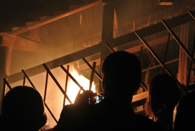 午後７時<br />練行衆が松明を担いで階段を上がります。