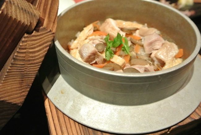 地鶏の釜飯。どれも美味しいです。<br />メニューにあった、地元野菜の大和まなを使った料理を食べたかったのですが品切れでした。<br />店の雰囲気やスタッフの感じも良くて、また来たいお店です。<br />