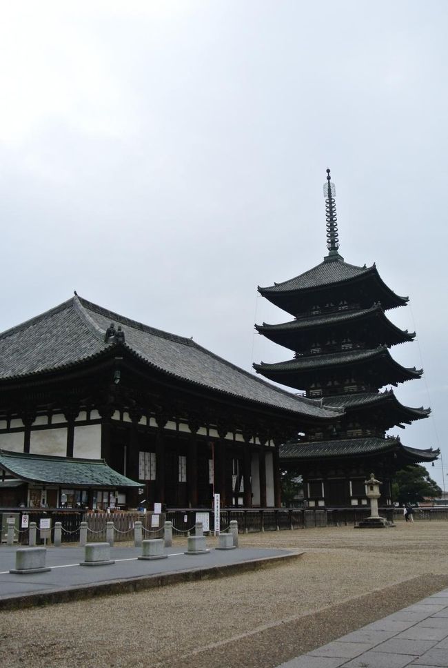 興福寺<br />まだ早い時間なので人はほとんどいません。